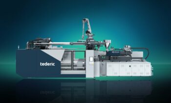 Die Mehrkomponenten-Spritzgießmaschine produziert eine automobile Exterieur-Anwendung (Bild: Tederic).