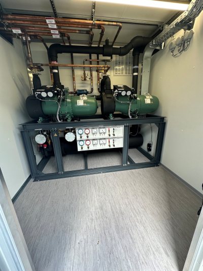 Kälteanlage mit natürlichem Kältemittel (R 290) im Container verbaut (Bild: L&R).