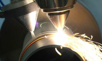 Ein neues Laserkombinationsverfahren ermöglicht PFAS-freie Verbundschichten aus Metall und dem Hochleistungskunststoff PEEK für zusätzliche Anti-Haft-, Gleit- oder Korrosionsschutzfunktionen auf Metallbauteilen (Bild: Fraunhofer ILT).