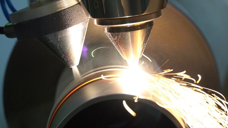 Ein neues Laserkombinationsverfahren ermöglicht PFAS-freie Verbundschichten aus Metall und dem Hochleistungskunststoff PEEK für zusätzliche Anti-Haft-, Gleit- oder Korrosionsschutzfunktionen auf Metallbauteilen (Bild: Fraunhofer ILT).