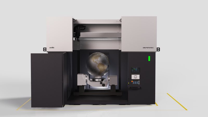 Der 3D-Drucker kann Bauteile bis zu 8 m³ mittels Wire Arc Additive Manufacturing herstellen (Bild: Gefertec).