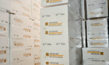 Die Giessener Dämmstoff GmbH produziert Dämmstoffe in verschiedenen Dicken. Für ein neues Werk wurde ein ökologisch und ökonomisch ausgewogenes Energiekonzept entwickelt, das in vielerlei Hinsicht als herausragend zu bezeichnen ist (Bild: ONI).