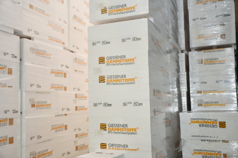 Die Giessener Dämmstoff GmbH produziert Dämmstoffe in verschiedenen Dicken. Für ein neues Werk wurde ein ökologisch und ökonomisch ausgewogenes Energiekonzept entwickelt, das in vielerlei Hinsicht als herausragend zu bezeichnen ist (Bild: ONI).