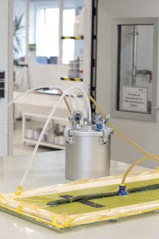 Mit dem Formenbauharz ist es möglich, die Form in einem nahezu geschlossenen, emissionsfreien System herzustellen (Bild: Büfa).