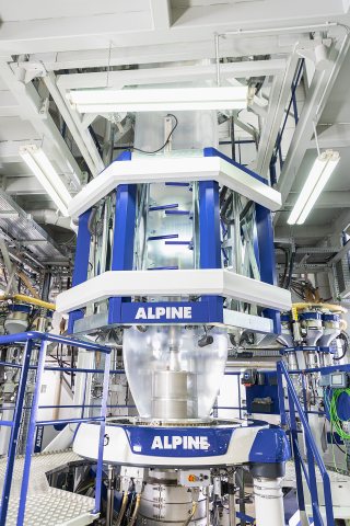 Der modulare Kalibrierkorb führt die Folienblase nach dem Austritt aus der Düse und hat so unmittelbaren Einfluss auf die Folienqualität (Bild: Hosokawa Alpine).