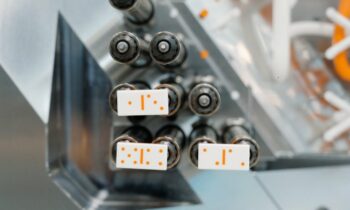 Als Demonstrator für das 2K-Werkzeugkonzept wurde ein 32-fach-Werkzeug für Domino-Spielsteine umgesetzt (Bild: Polar-Form).