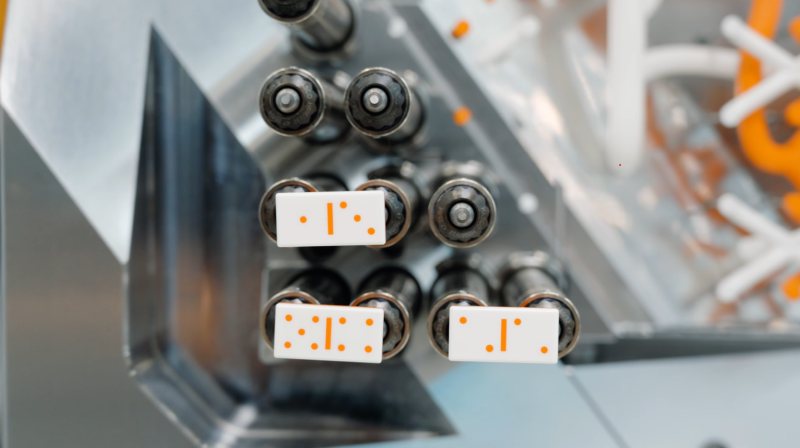 Als Demonstrator für das 2K-Werkzeugkonzept wurde ein 32-fach-Werkzeug für Domino-Spielsteine umgesetzt (Bild: Polar-Form).