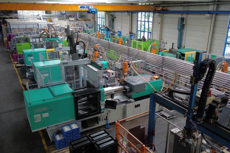 Spritzgießmaschinen im Werk Illertissen (Bild: Weiss).