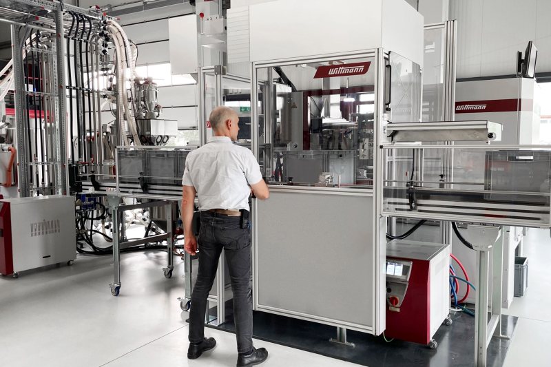 Von der Teileentnahme bis zur Verpackung umschließt die Lösung alle Automatisierungskomponenten (Bild: Wittmann).