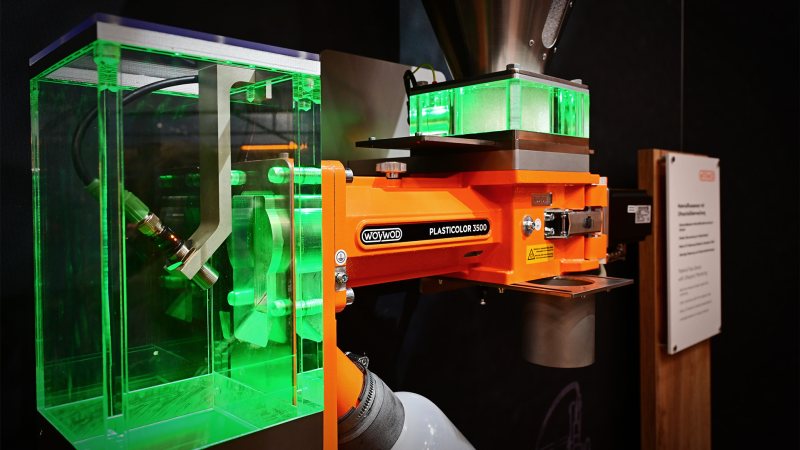 Ultraschall-Sensorlösung zur prozesssicheren Materialförderung in der Kunststoffindustrie (Bild: Woywod).