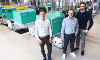 V. l.: Lars Schulze (Head of R&D Grafe), Michael Friedl (Verkaufsberater Arburg) und Sebastian Grafe (Head Of Sales Grafe; Bild: Grafe).