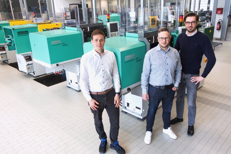 V. l.: Lars Schulze (Head of R&D Grafe), Michael Friedl (Verkaufsberater Arburg) und Sebastian Grafe (Head Of Sales Grafe; Bild: Grafe).