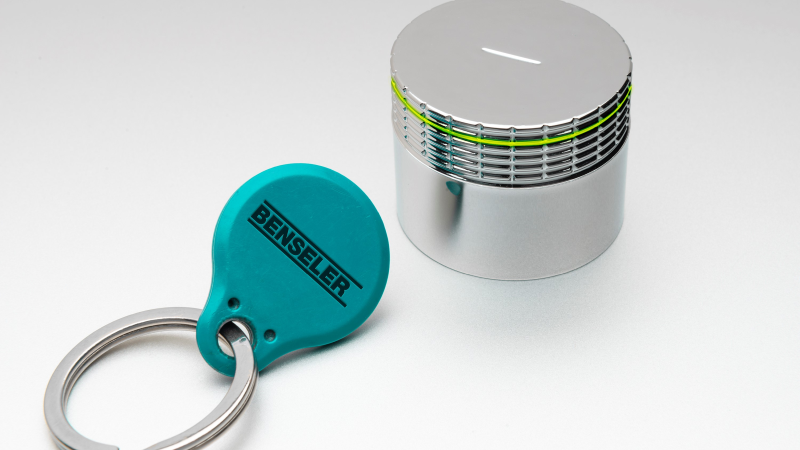 Die PVD-Beschichtung der Knauf- Schrankschlösser gewährleistet nicht nur eine ansprechende Chrom-Optik in einer hochwertigen Büromöbel-Kollektion, sondern ist auch entscheidend für die Funktionalität des Schlosses (Bild: Benseler).