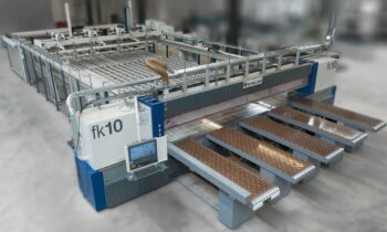 Die Plattenaufteilsäge nutzt einen kühlmittelgekühlten 55-kW-Motor, um dicke Kunststoffblöcke ohne thermische Überhitzung zu trennen (Bild: IMA Schelling).