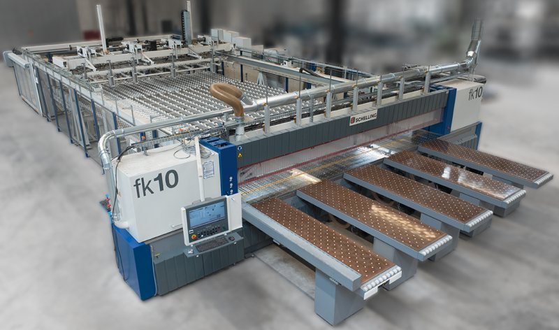 Die Plattenaufteilsäge nutzt einen kühlmittelgekühlten 55-kW-Motor, um dicke Kunststoffblöcke ohne thermische Überhitzung zu trennen (Bild: IMA Schelling).