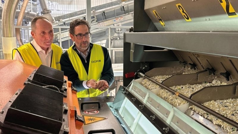 V. l.: Markus Dambeck, Geschäftsführung Rigk, und Santiago Sans, Industrial and Innovation Director bei GCR, während der Anlagentests (Bild: GCR/Rigk).