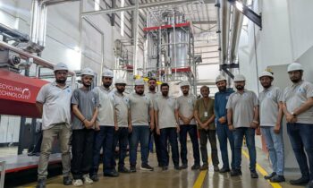 Das Team von Ismail Resin vor der neu installierten Bottle-to-Bottle-Recyclinganlage (Bild: Starlinger).