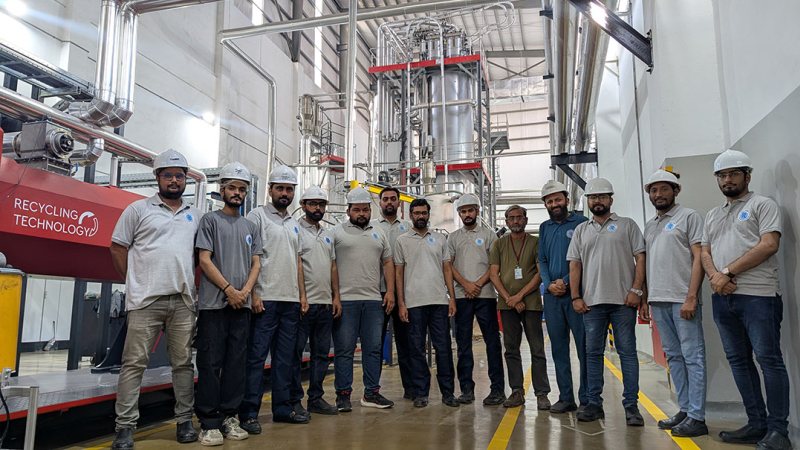 Das Team von Ismail Resin vor der neu installierten Bottle-to-Bottle-Recyclinganlage (Bild: Starlinger).