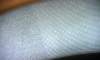 Die PFAS-freie DLC-Beschichtung wird durch eine laserbasierte Mikrostrukturierung gezielt angepasst (Bild: Fraunhofer ILT).