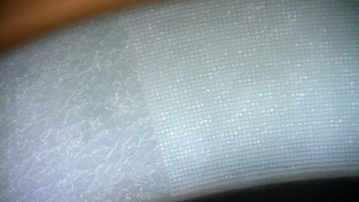 Die PFAS-freie DLC-Beschichtung wird durch eine laserbasierte Mikrostrukturierung gezielt angepasst (Bild: Fraunhofer ILT).
