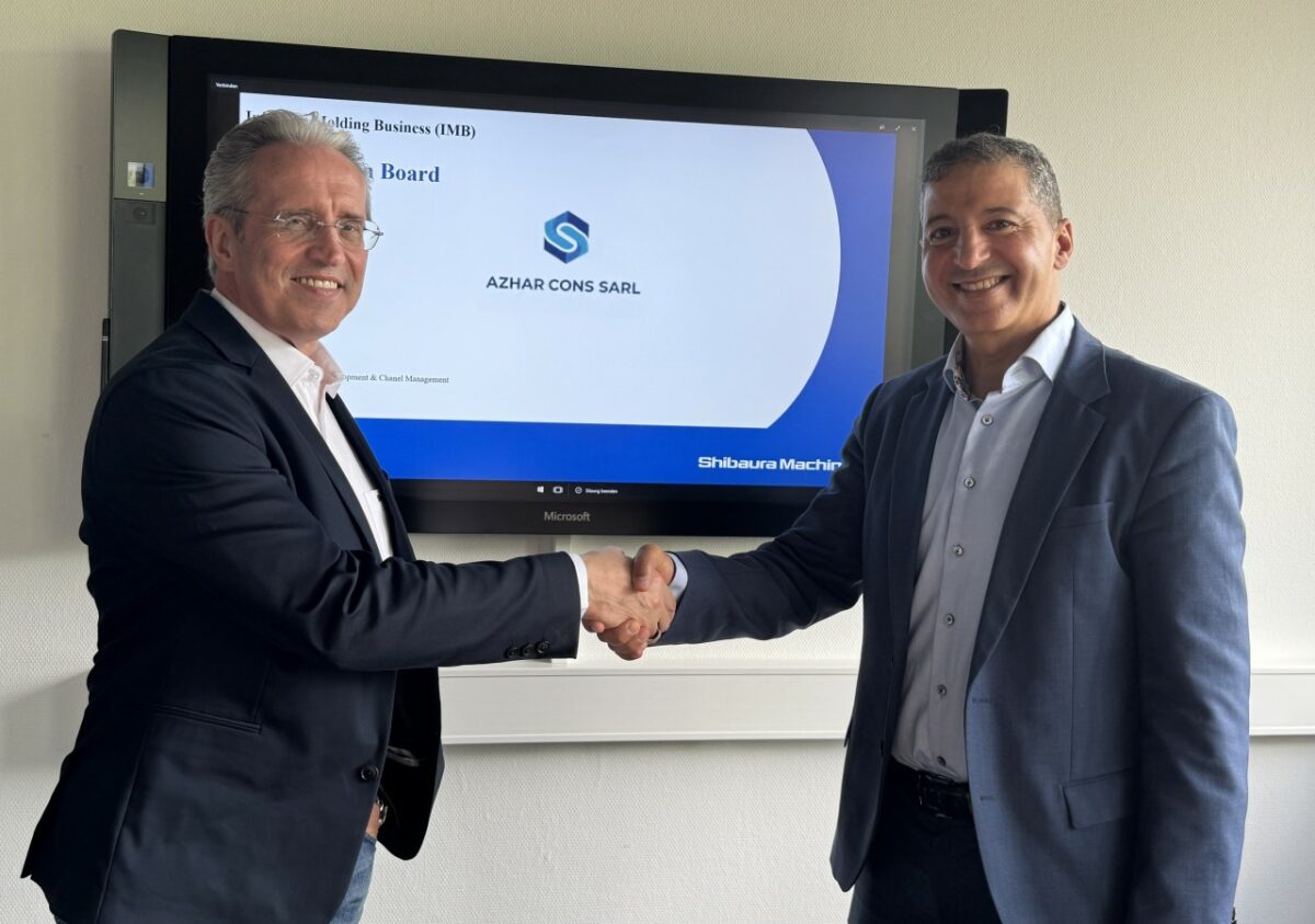 Dr. Georg Holzinger und Rachid Douibi vereinbarten die Vertriebspartnerschaft für Frankreich und Nordafrika (Bild: Shibaura Machine LWB).