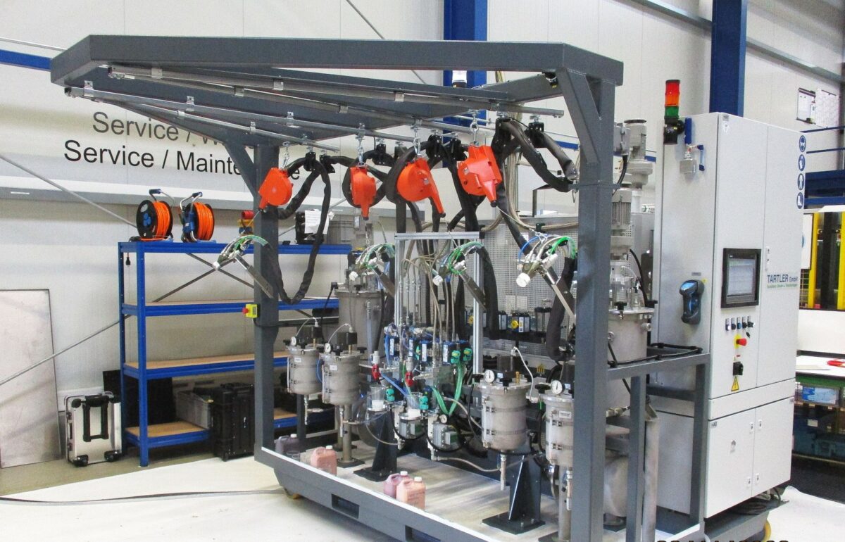 System für die Materialvorbereitung der A- und B-Komponente, vier Mischköpfe dosieren separate Farbpasten zu (Bild: Tartler).