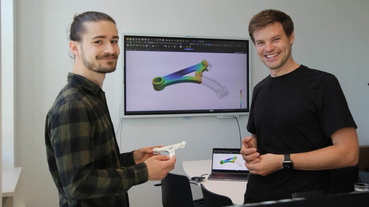 Nils Meyer (re.) und Projektmitarbeiter Julian Greif entwickeln ein KI-Tool, um die Bauteilentwicklung im Spritzguss zu optimieren (Bild: Universität Augsburg).
