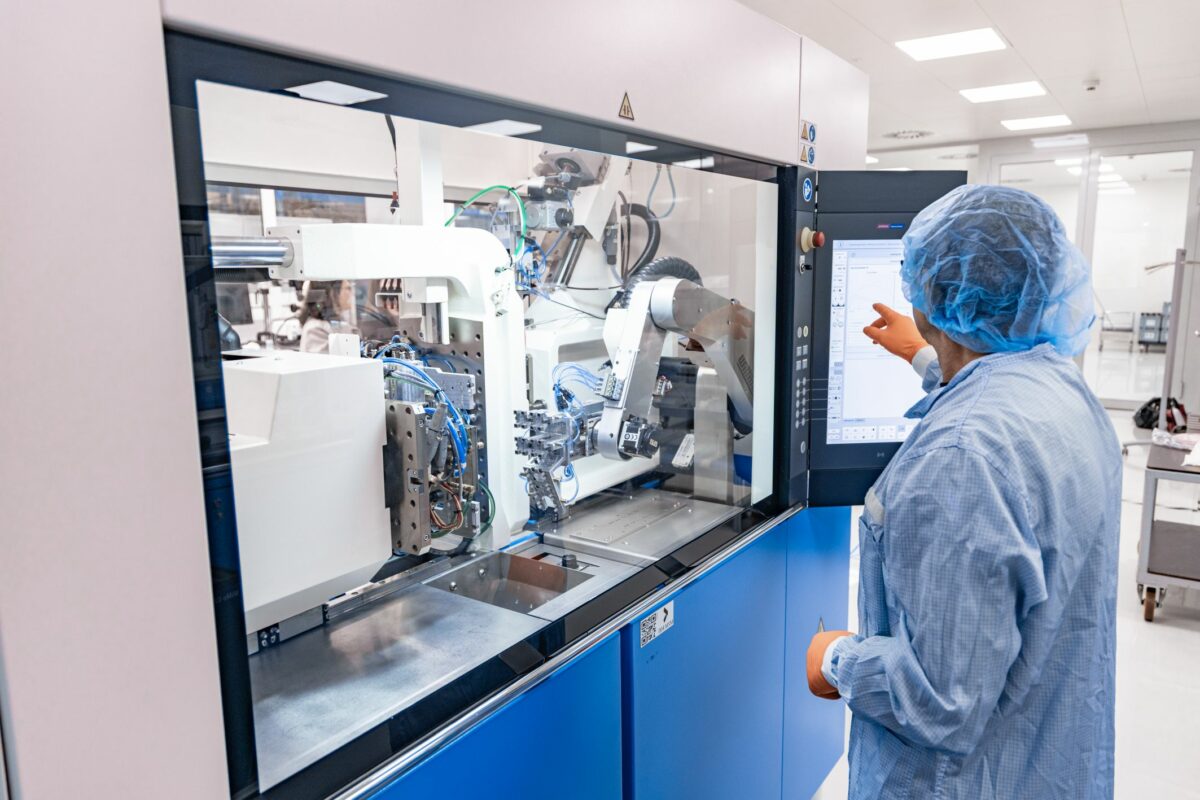 »MicroPower« ist nicht nur Spritzgießmaschine, sondern eine komplette Produktionszelle auf kompaktem Raum (Bild: Wittmann).