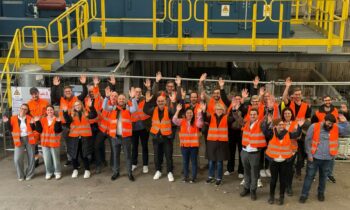 Projektteam des Verbunds vor »DangerSort«, installiert in der LVP-Sortieranlage von Lobbe in Iserlohn (Bild: Lobbe GmbH & Co. KG).