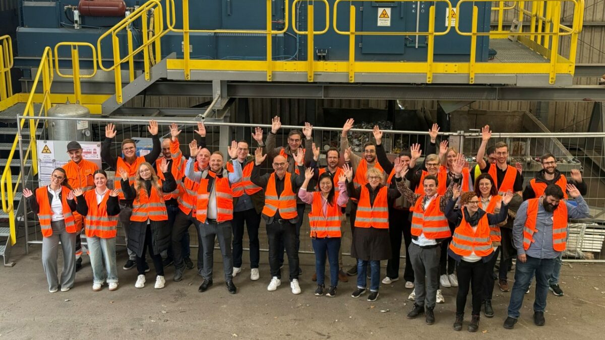 Projektteam des Verbunds vor »DangerSort«, installiert in der LVP-Sortieranlage von Lobbe in Iserlohn (Bild: Lobbe GmbH & Co. KG).