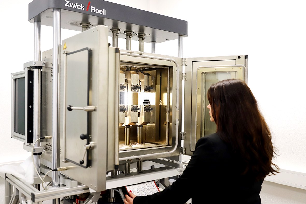 Kappa Multistation für simultane Zeitstandsprüfungen an Kunststoffen (Bild: ZwickRoell GmbH & Co. KG).
