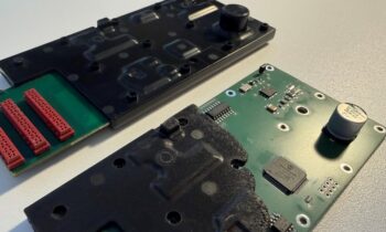 Die Kapselung elektronischer Bauteile mit speziell entwickelten Werkstoffen ermöglicht einen beschädigungsfreien Schutz sensibler Komponenten (Bild: Kunststoff-Institut Lüdenscheid/Marius Fedler).