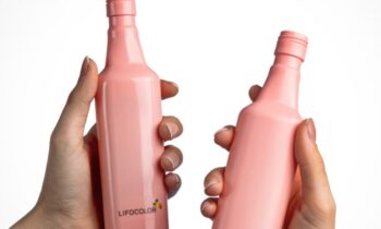 Mit »Velvet PET« erhalten PET-Flaschen eine samtig-matte Haptik (Bild: Lifocolor).