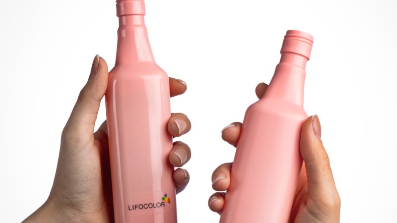 Mit »Velvet PET« erhalten PET-Flaschen eine samtig-matte Haptik (Bild: Lifocolor).