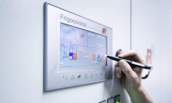 Komfortabel und transparent: Die Bedienung der Kälteanlage erfolgt über das Touch Panel (Bild: L&R).