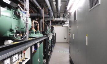 Das Bild zeigt drei effiziente Kältemaschinen in Split-Bauweise und je 450 kW Leistung, platzsparend im Container verbaut (Bild: L&R).
