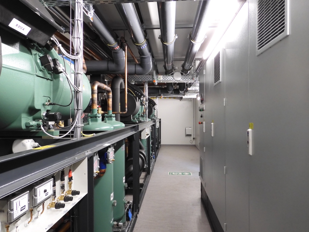 Das Bild zeigt drei effiziente Kältemaschinen in Split-Bauweise und je 450 kW Leistung, platzsparend im Container verbaut (Bild: L&R).