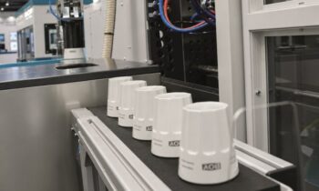 Spritzgegossene Kunststoffbecher werden unmittelbar nach der Fertigung per Laser mit individuellen Informationen gekennzeichnet (Bild: REA Elektronik).