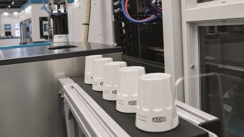 Spritzgegossene Kunststoffbecher werden unmittelbar nach der Fertigung per Laser mit individuellen Informationen gekennzeichnet (Bild: REA Elektronik).
