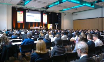 Die Renewable Materials Conference 2026 diskutiert Wege zur Defossilisierung von Chemikalien und Materialien durch Biomasse, CO₂-Nutzung und Recycling (Bild: nova-Institut).