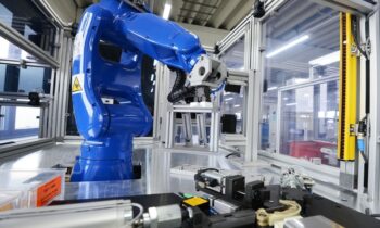 Zu den Kernkompetenzen gehört die Projektierung von komplexen robotergestützten Montage- und Prüfstationen für die gefertigten Kunststoffbauteile (Bild: Weiss).