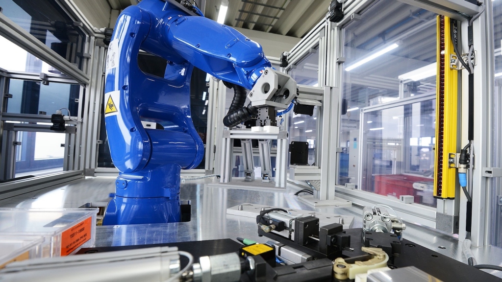 Zu den Kernkompetenzen gehört die Projektierung von komplexen robotergestützten Montage- und Prüfstationen für die gefertigten Kunststoffbauteile (Bild: Weiss).
