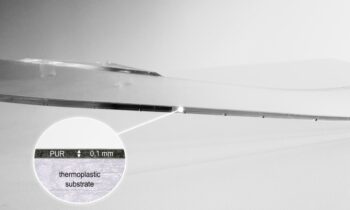 Die Dünnschichttechnologie ermöglicht 0,1 mm PUR-Schichtdicke (Bild: KraussMaffei).