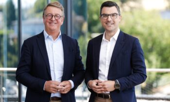 V. l.: Korbinian Kiesl, Président/CEO von Billion SAS, und Stefan Engleder, CEO der Engel-Gruppe, freuen sich auf die gemeinsame Zukunft (Bild: Engel).