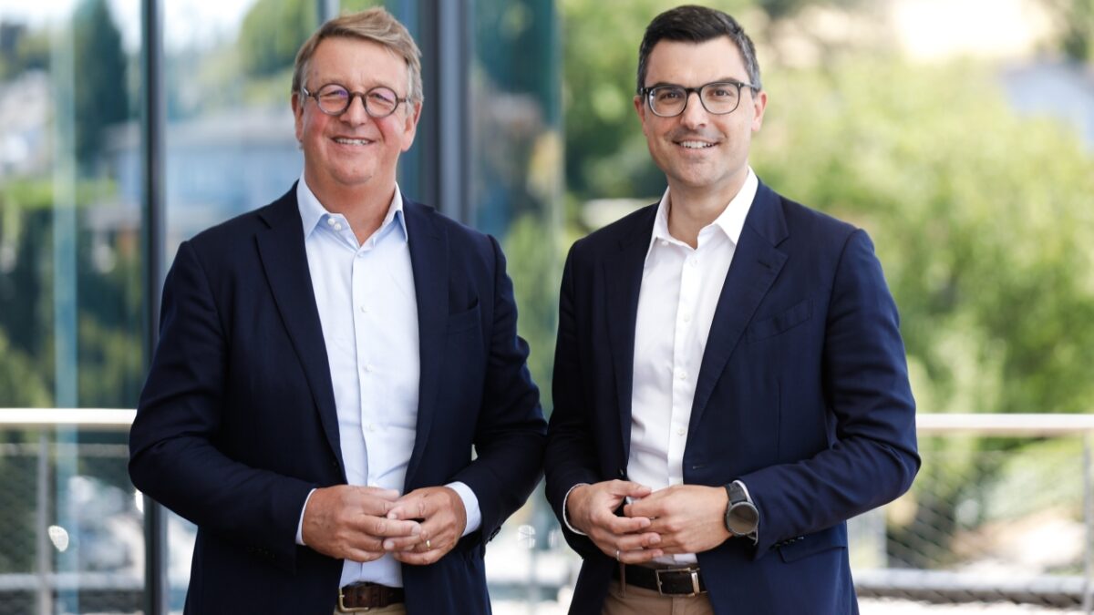 V. l.: Korbinian Kiesl, Président/CEO von Billion SAS, und Stefan Engleder, CEO der Engel-Gruppe, freuen sich auf die gemeinsame Zukunft (Bild: Engel).