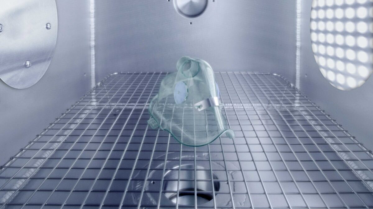 »Aurora-Plasma« für die Oberflächenbehandlung medizinischer Produkte im Niederdruckverfahren (Bild: Plasmatreat).