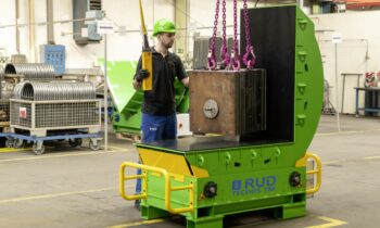 Eine schwere Spritzgussform wird auf einen Werkzeugwender gehoben (Bild: RUD).