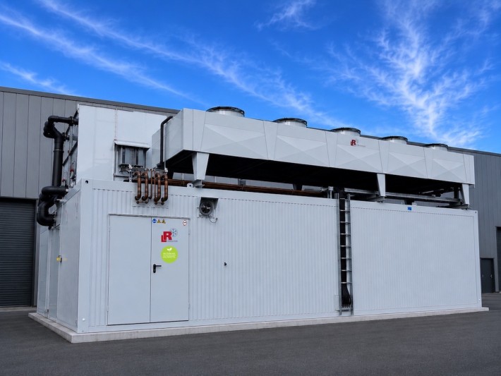 Die komplette Kältetechnik wurde platzsparend und anschlussfertig in einem Container montiert, mit den Kondensatoren auf dem Dach (Bild: L&R).