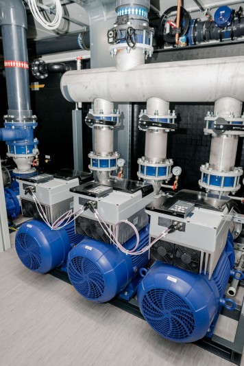 Die Verbraucherpumpen sind mit drehzahlgeregelten Antrieben ausgestattet. Das spart Energie über die gesamte Lebensdauer der Kälteanlage (Bild: L&R).
