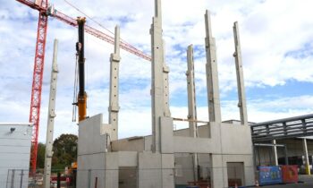 Die Bauarbeiten für die neue Mischerei am Hauptsitz in Worms schreiten voran (Bild: Renolit).